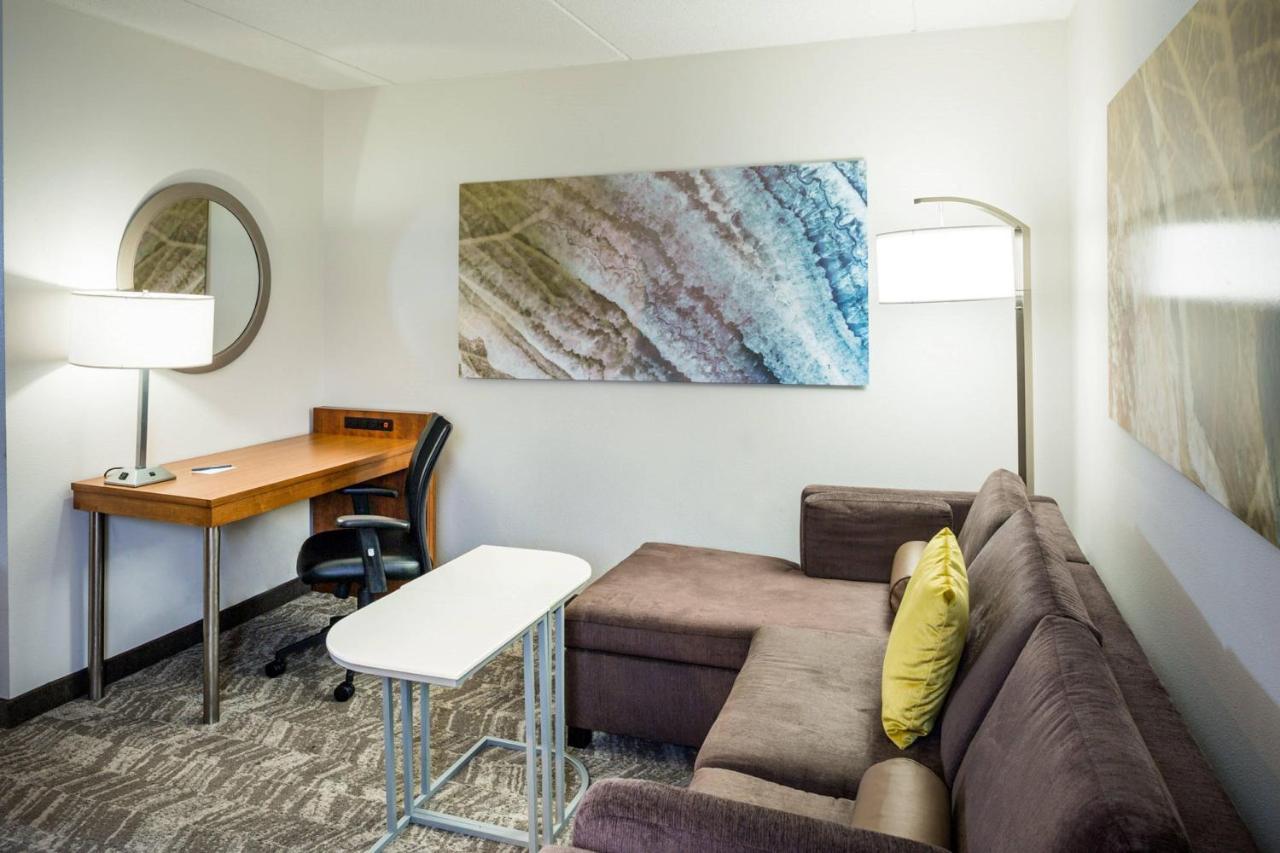Springhill Suites Хамптън Екстериор снимка