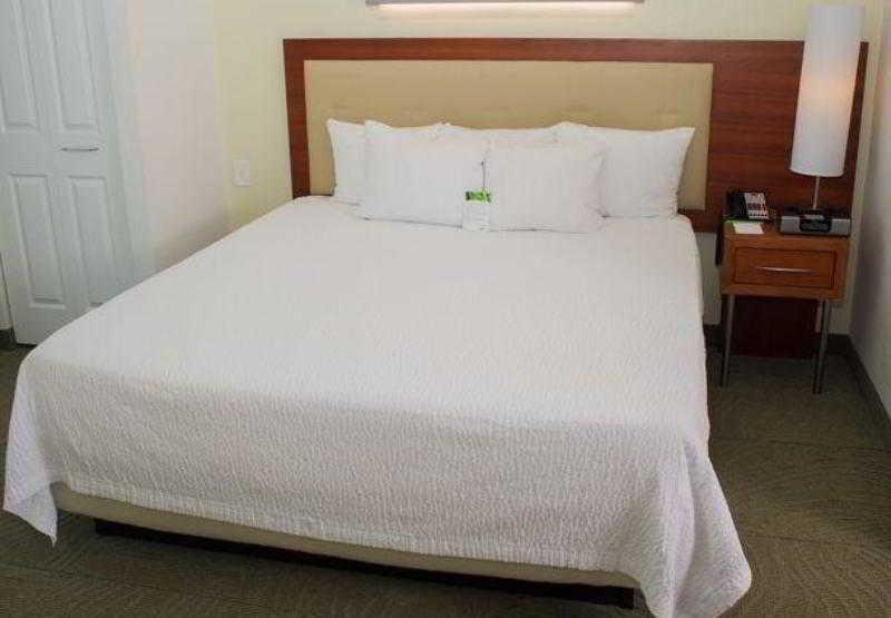Springhill Suites Хамптън Екстериор снимка
