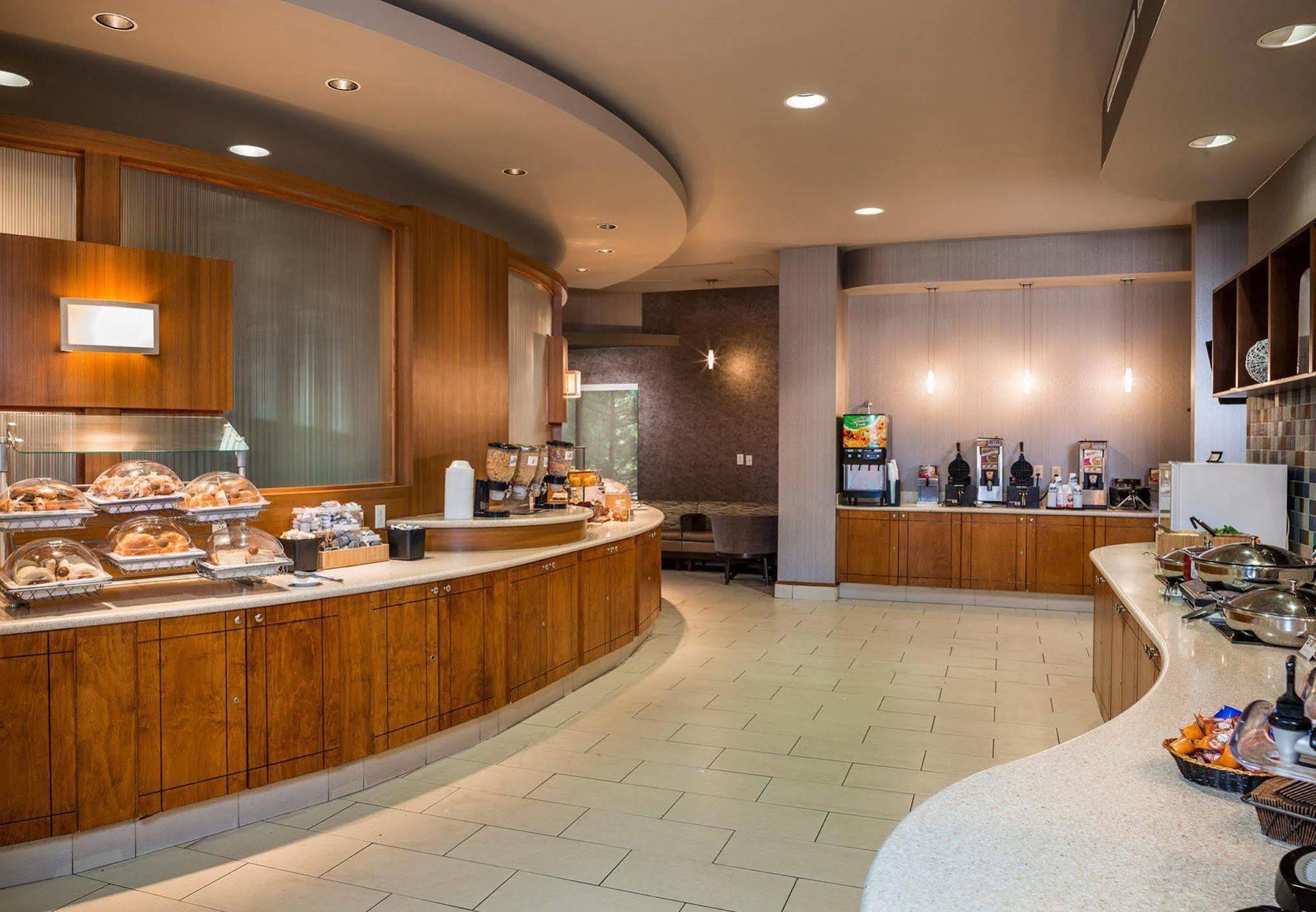 Springhill Suites Хамптън Екстериор снимка